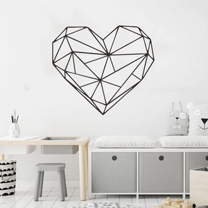 Detail eines geometrischen schwarzen Herz-Wandstickers in einem modernen Kinderzimmer