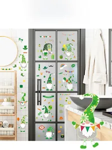 Détail d'autocollants gnomes de la Saint-Patrick sur une porte en verre décorée