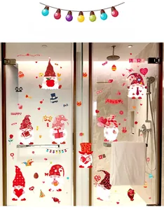 Details von Ostergnom-Fensteraufklebern mit Herzen und bunten Eiern auf einer Glastür