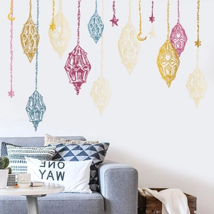 Stickers muraux Ramadan avec lune et lanternes décorant un salon minimaliste