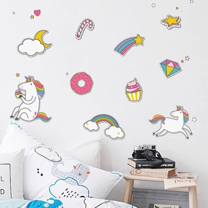 Stickers muraux licorne avec arc-en-ciel et cupcake pour décoration de chambre d'enfant