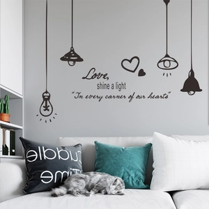 Adesivo murale in PVC nero con lampade a sospensione a cuore e citazione inglese