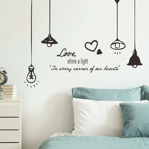 Adesivo murale nero minimalista con lampade a sospensione, cuori e citazione inglese