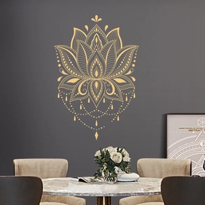 Sticker mural lotus mandala doré moderne pour décor zen sur un mur gris foncé