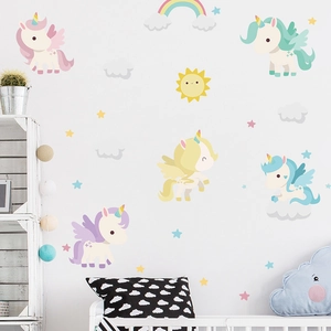 Detailansicht bunter Einhorn-Wandtattoos in einem gemütlichen Kinderzimmer Ambiente