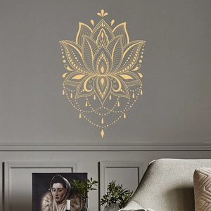 Sticker mural mandala lotus doré sur un mur gris dans un salon de style zen chic
