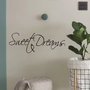 Adesivo murale Sweet Dreams minimalista con testo corsivo elegante e cuore per la camera