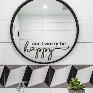 Sticker mural minimaliste Don't Worry Be Happy sur un miroir de salle de bain rond