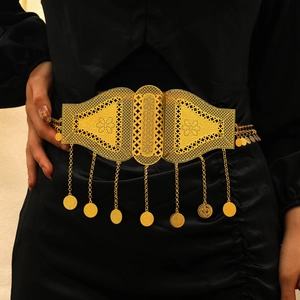 Detail van gouden metalen riem met geometrische patronen en muntkwastjes