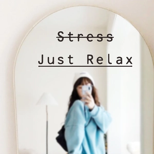 Sticker mural noir avec Stress barré et Just Relax sur un miroir mural décoratif