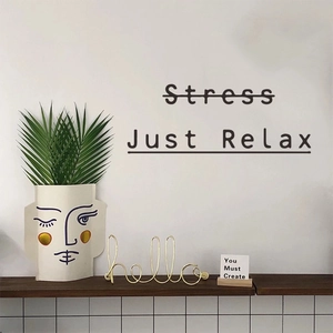 Sticker mural noir moderne avec lettrage Just Relax pour une décoration murale épurée