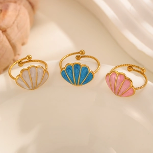 Dettaglio di tre anelli a conchiglia in smalto colorato con fascia intrecciata dorata