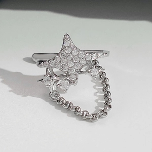 Makroaufnahme des Sternrings mit Mikro-Pavé-Besatz, Silberkette und Zirkonia-Details