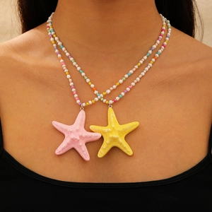 Collier à perles colorées et pendentifs d'étoile de mer pour un look de plage estival