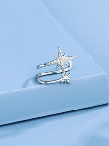 Nahaufnahme der mit Zirkonia besetzten Stern-Ohrklemme im Doppelstern-Design in Silber