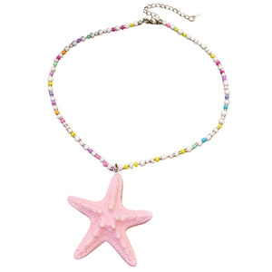 Collier de perles colorées avec un pendentif étoile de mer rose vif au style marin d'été