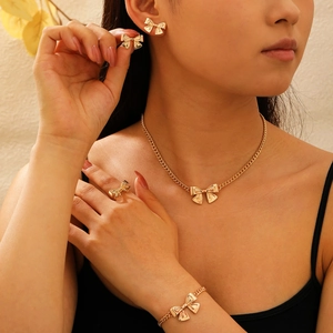 Elegantes goldenes Schleifen-Schmuckset mit Kette Ohrringen Ring und Armband