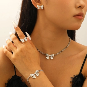 Elegantes silbernes Schleifen-Schmuckset mit Kette, Armband, Ohrringen und Ring am Modell