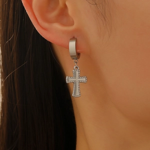 Détail de la boucle d'oreille croix avec finition métal poli et bords perlés texturés