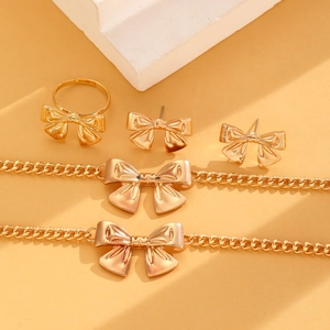 Detaillierte Ansicht des eleganten Gold-Schleifen-Schmucksets mit Ring und Ohrringen
