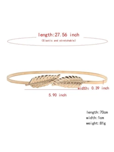 Détail d'une ceinture dorée élastique à boucle en feuille de métal pour les robes