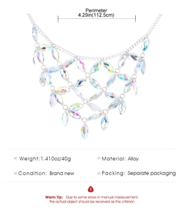 Vue détaillée des dimensions de la chaîne de taille en maille avec strass argentés brillants