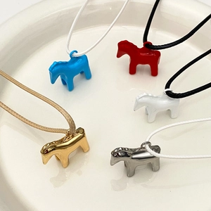 Süße Emaille-Pony-Anhänger-Halsketten in Blau, Rot, Weiß, Gold und Silber im Set