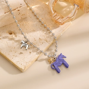 Detail der süßen Perlenkette mit lila Pony-Anhänger und goldenem Stern-Charm
