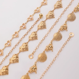 Ceinture chaîne dorée élégante avec pendentifs cœur et coquillage ornés de perles