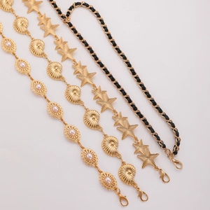 Chaîne de taille dorée avec étoiles, perles et cuir pour décorer les robes