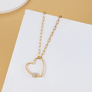 Détail du pendentif coeur doré avec curseur strass sur collier maille trombone