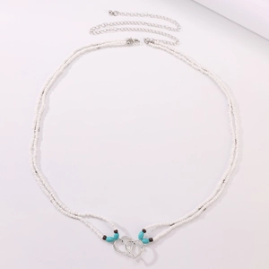 Chaîne de taille double rangée en perles blanches avec pendentifs cœur et fermoir réglable
