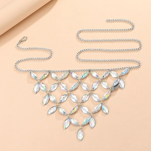 Détail de strass irisés sur une chaîne de corps en métal argenté pour femmes élégantes