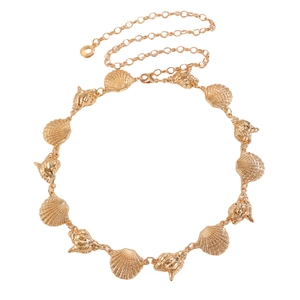 Chaîne de taille dorée élégante pour robes avec éléments décoratifs de coquillages et conques