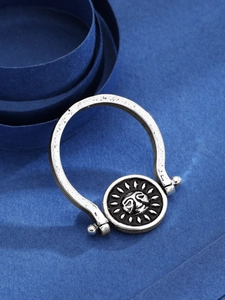 Dettaglio macro di anello rotante vintage in argento con intaglio di sole e luna