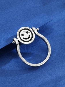 Dettaglio dell'anello rotante vintage in argento con faccina sorridente nera incisa