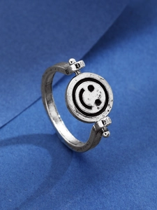 Dettaglio anello rotante vintage con disco smiley girevole per alleviare lo stress quotidiano