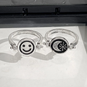 Set di anelli vintage rotanti con motivi sole, luna e sorriso in finitura argento