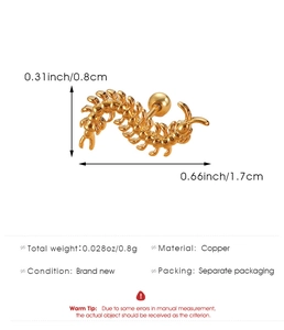 Dettaglio dell'orecchino a forma di centopiedi in ottone dorato con dimensioni e peso