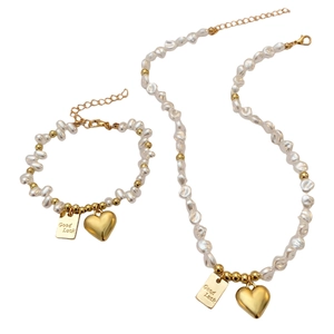 Conjunto de perlas barrocas con colgante de corazón y placas de Good Luck