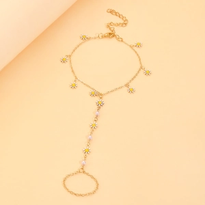 Détail du bracelet bague marguerite dorée avec fleurs en émail et petites perles