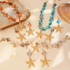 Set collana e orecchini con stelle marine e conchiglie per stile estivo da spiaggia