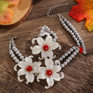 Französische Vintage-Perlenkette mit zwei Lagen und großen weißen Irisblüten