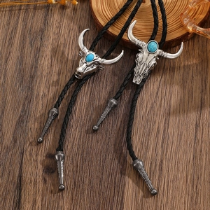 Vintage Western Bolo Tie mit silbernem Stierkopf Anhänger und Türkis Stein Inlay