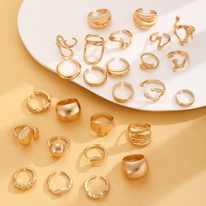 Flachbild von 20 Goldfarbene Geometrische Lava-Ringe und Minimalistische Sets auf Teller