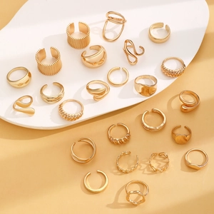 Detailansicht eines goldenen Ring-Sets mit geometrischen Formen und verstellbaren Designs