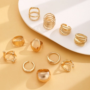 Detailansicht eines 10-teiligen Goldrings-Sets mit Lava- und geometrischen Designs