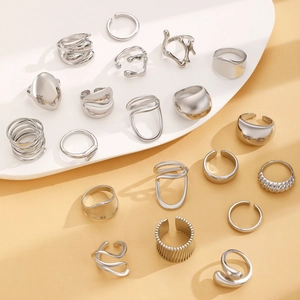 Makroaufnahme von 18-tlg. Silber-Ring-Set mit Lava- und geometrischen Hohlraum-Designs