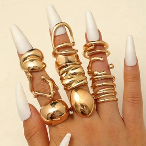 Detail eines Goldpolierten Ringsets aus Legierung mit unregelmäßigem Lava- und Wirbeldesign