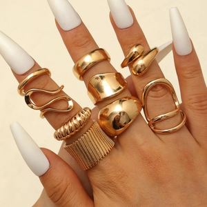 Nahaufnahme eines goldenen Ring-Sets mit glatten, gedrehten und geometrischen Designs